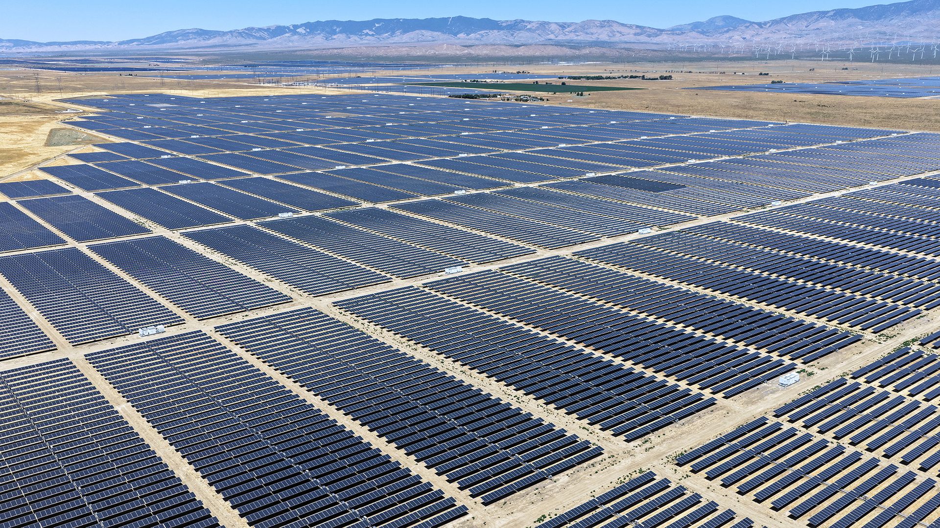 Une vue aérienne de rangées de panneaux solaires