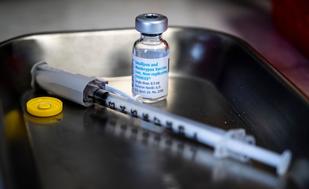 Un gros plan d'un flacon de vaccin et d'une seringue.