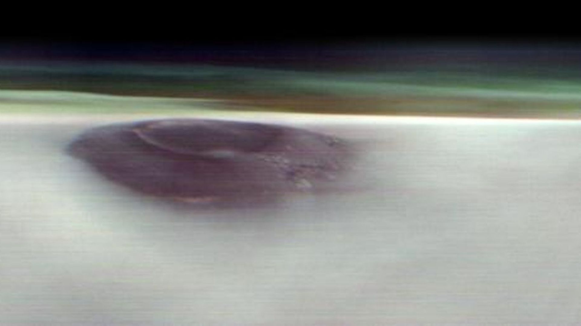 Une photo floue d’Arsia Mons dominant la surface de Mars.