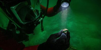 Une bague en bronze avec une gravure du phare d&rsquo;Alexandrie découverte dans un palais sur une île submergée en Égypte