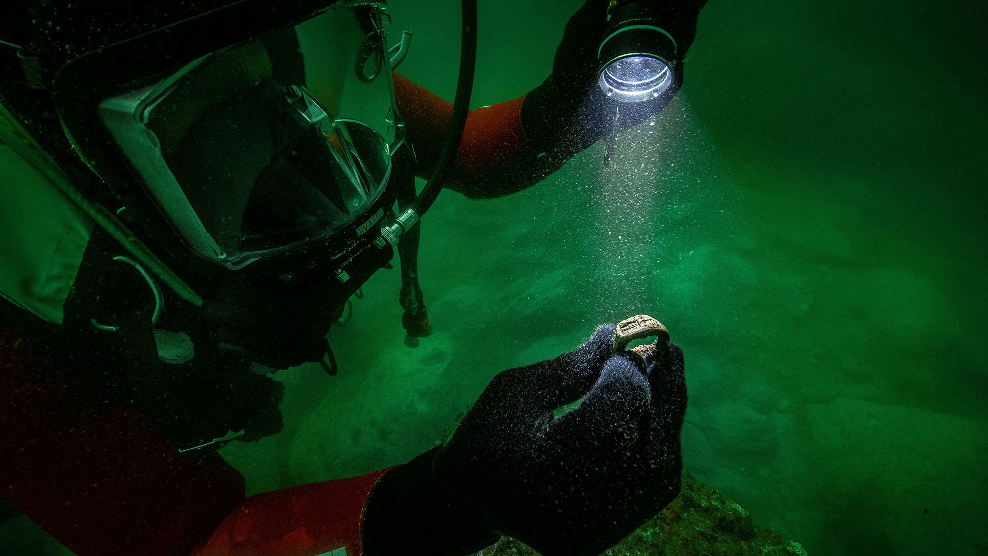 Une bague en bronze avec une gravure du phare d'Alexandrie découverte dans un palais sur une île submergée en Égypte