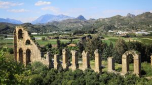 Comment les aqueducs romains faisaient-ils monter l’eau vers le haut ?