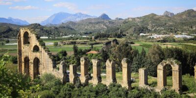 Comment les aqueducs romains faisaient-ils monter l’eau vers le haut ?