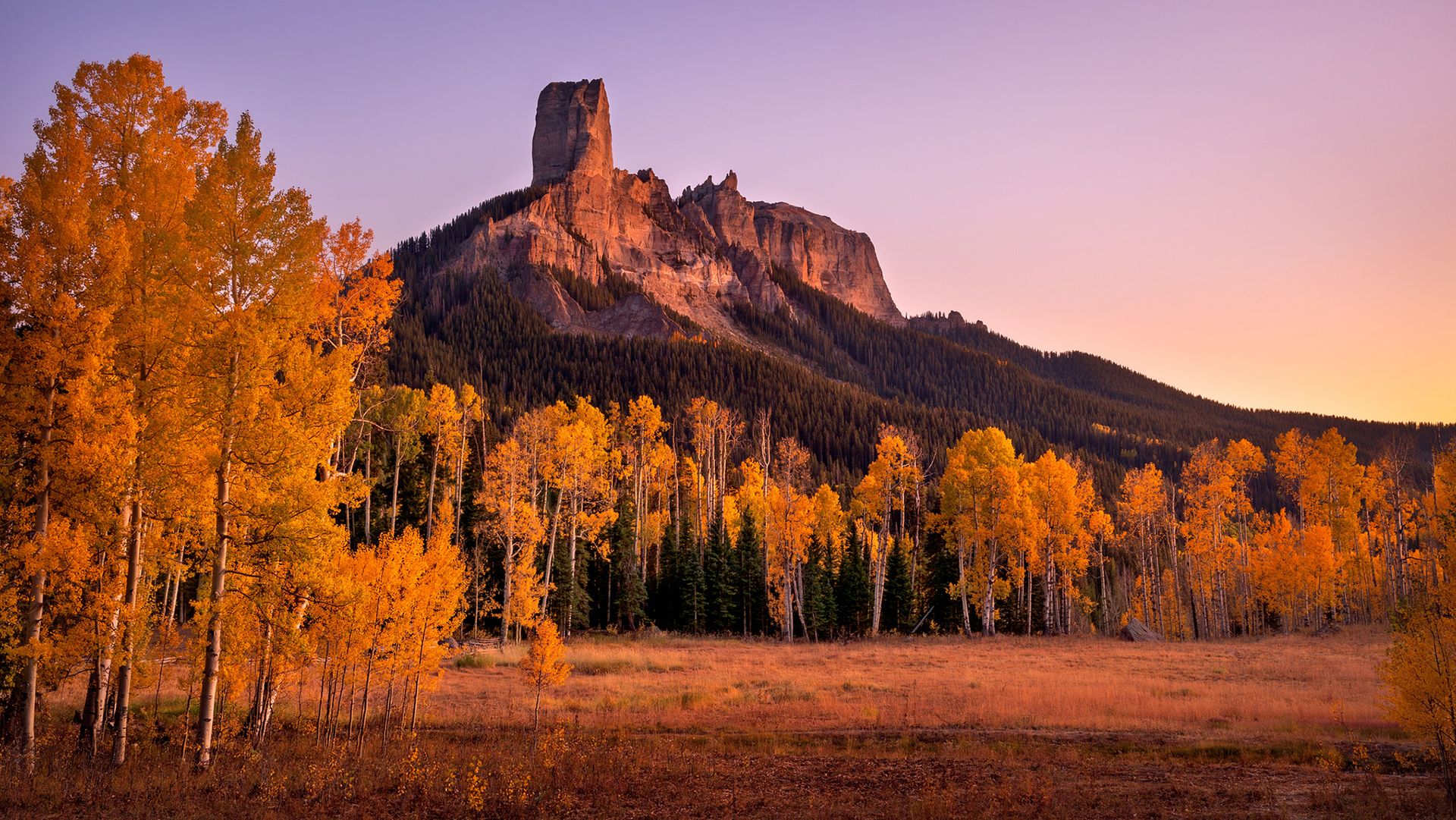 Un grand pic rocheux sur une colline.