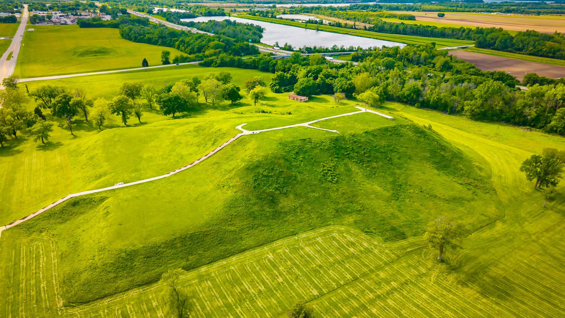 Une vue aérienne d’un site archéologique recouvert d’herbe verte.