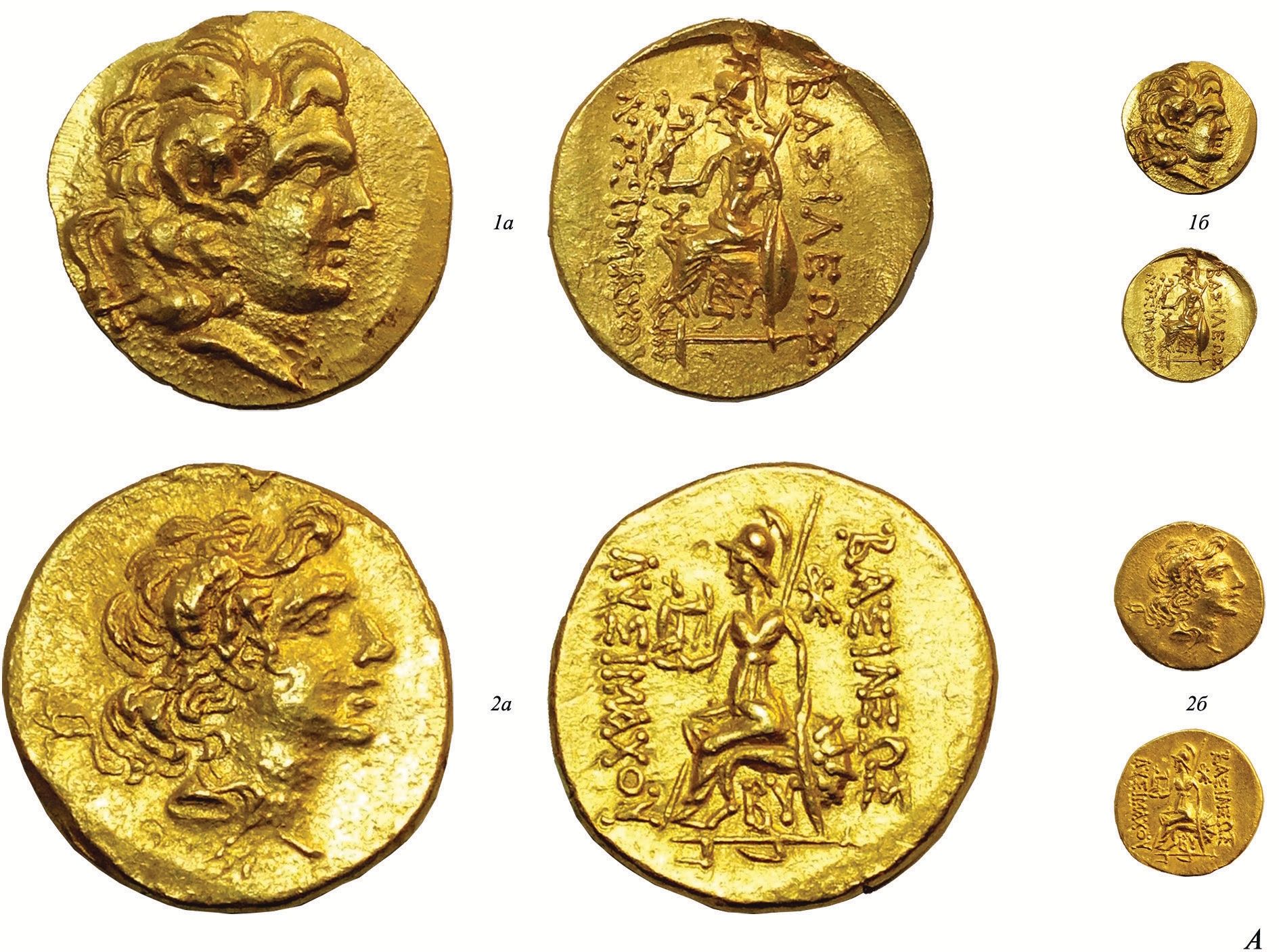 Gros plans du recto et du verso de plusieurs pièces d’or.