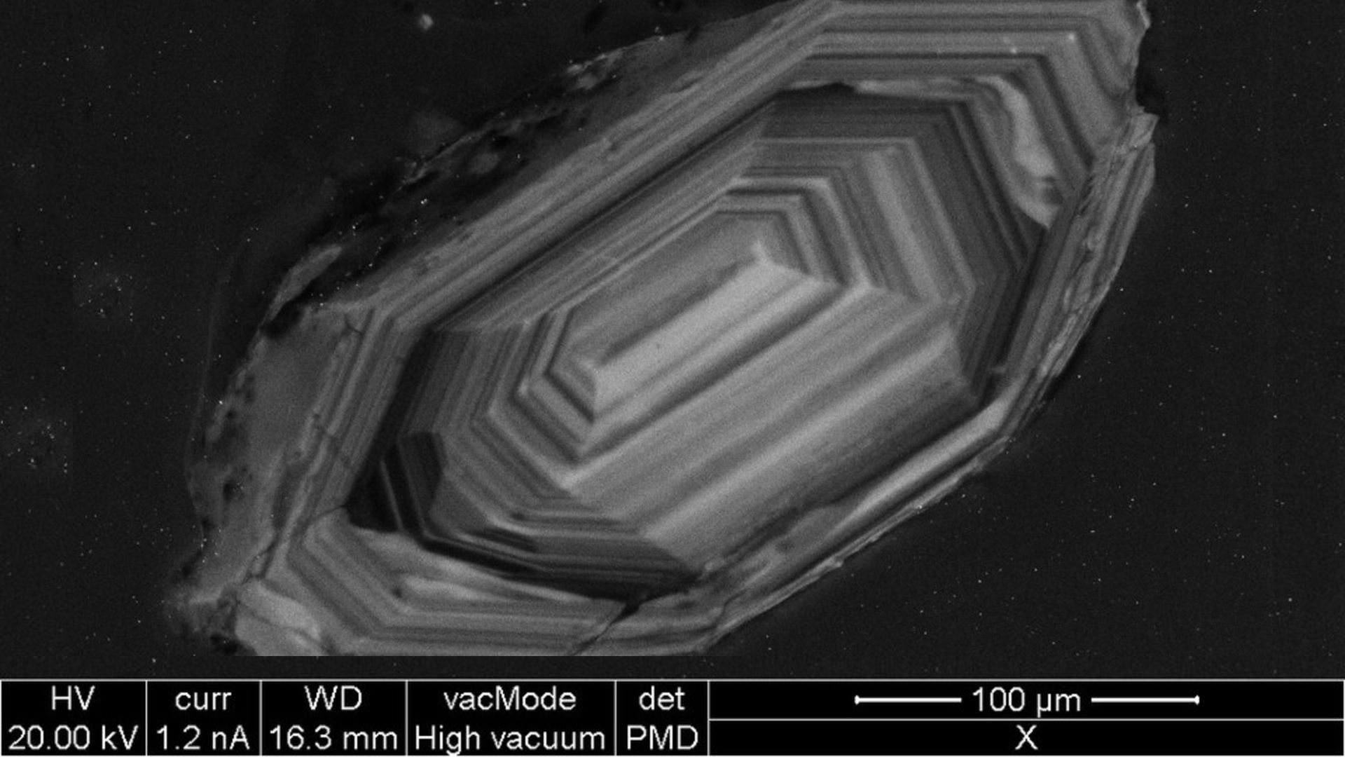 Une image au microscope d'un cristal de zircon