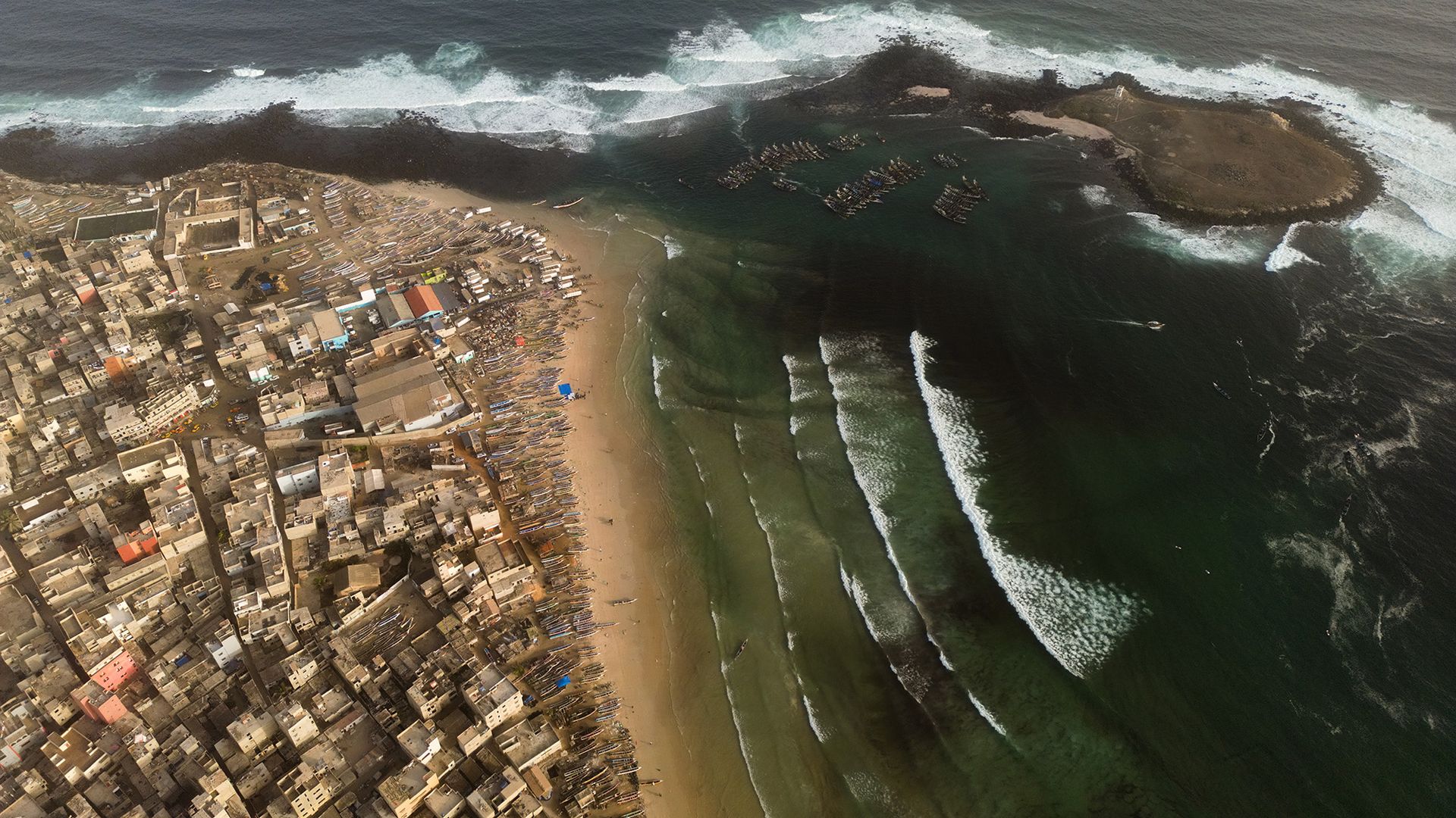Une vue aérienne d’une ville au bord d’un littoral.