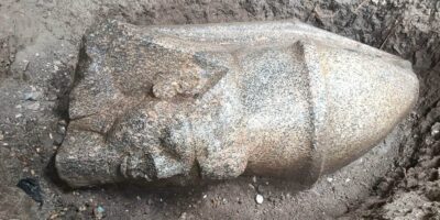 2 statues géantes de Ramsès II, dont une portant une double couronne, découvertes par l&rsquo;homme en Egypte