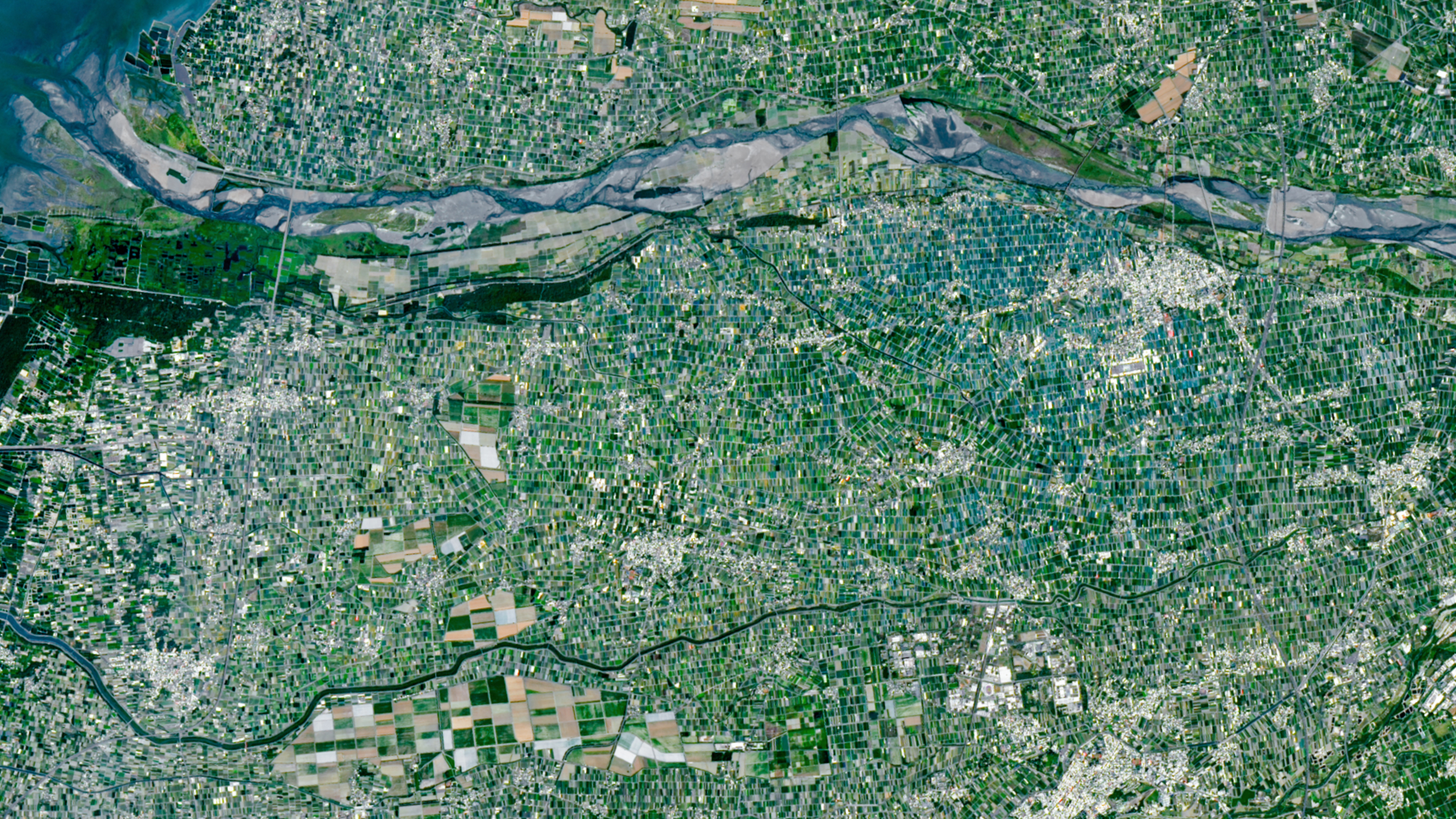 Une photo satellite montrant des dizaines de milliers de petits champs étroitement entassés autour d’une rivière à Taïwan