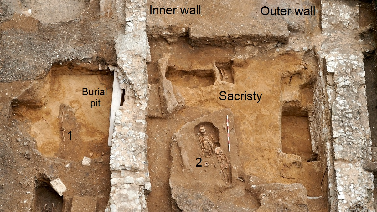 une vue aérienne d'une fouille montrant les murs et la fosse funéraire où a été placé un sarcophage romain