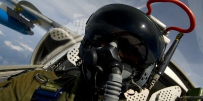 Un pilote de chasse souffrait de maux de tête inexpliqués depuis plus d&rsquo;un an, et la cause était bien visible — Dilemme diagnostique