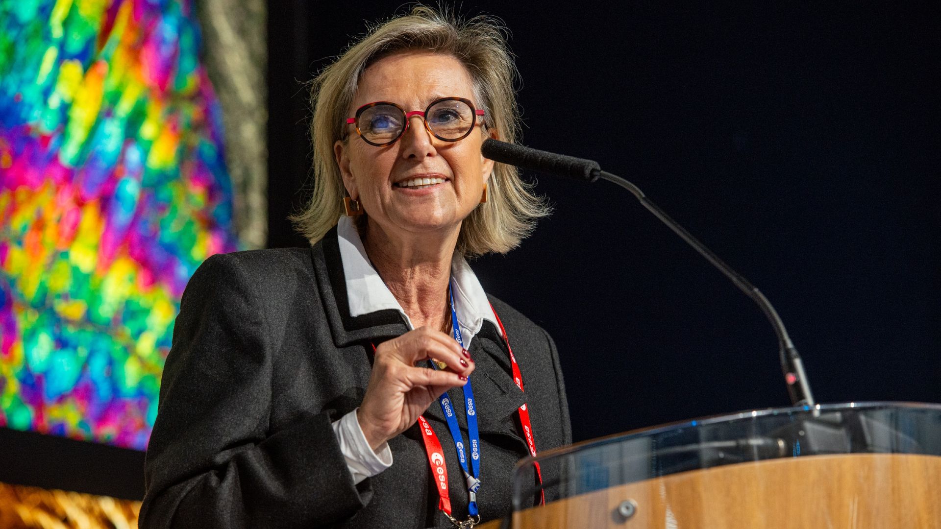 Une photo de Simonetta Chelli s'exprimant sur un podium