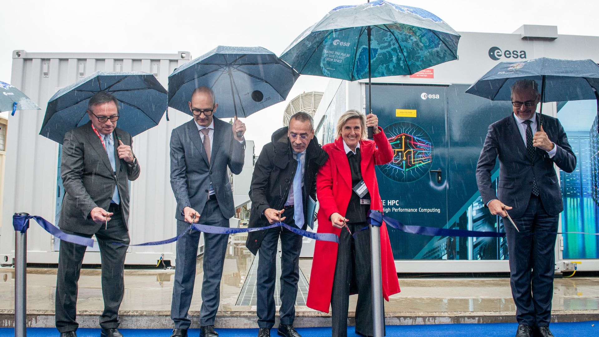 Une photo de Simonetta Chelli (manteau rouge) aux côtés d'autres responsables de l'ESA lors de l'ouverture du supercalculateur Space HPC à Frascati