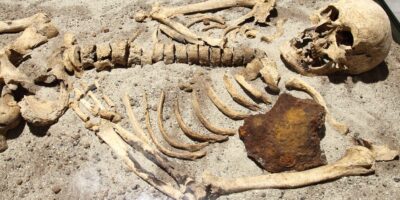 « Boire le sang du cadavre mélangé à de la vodka » : comment les prétendues histoires de consommation de sang et d&rsquo;organes de vampire se sont répandues au XVIIIe siècle