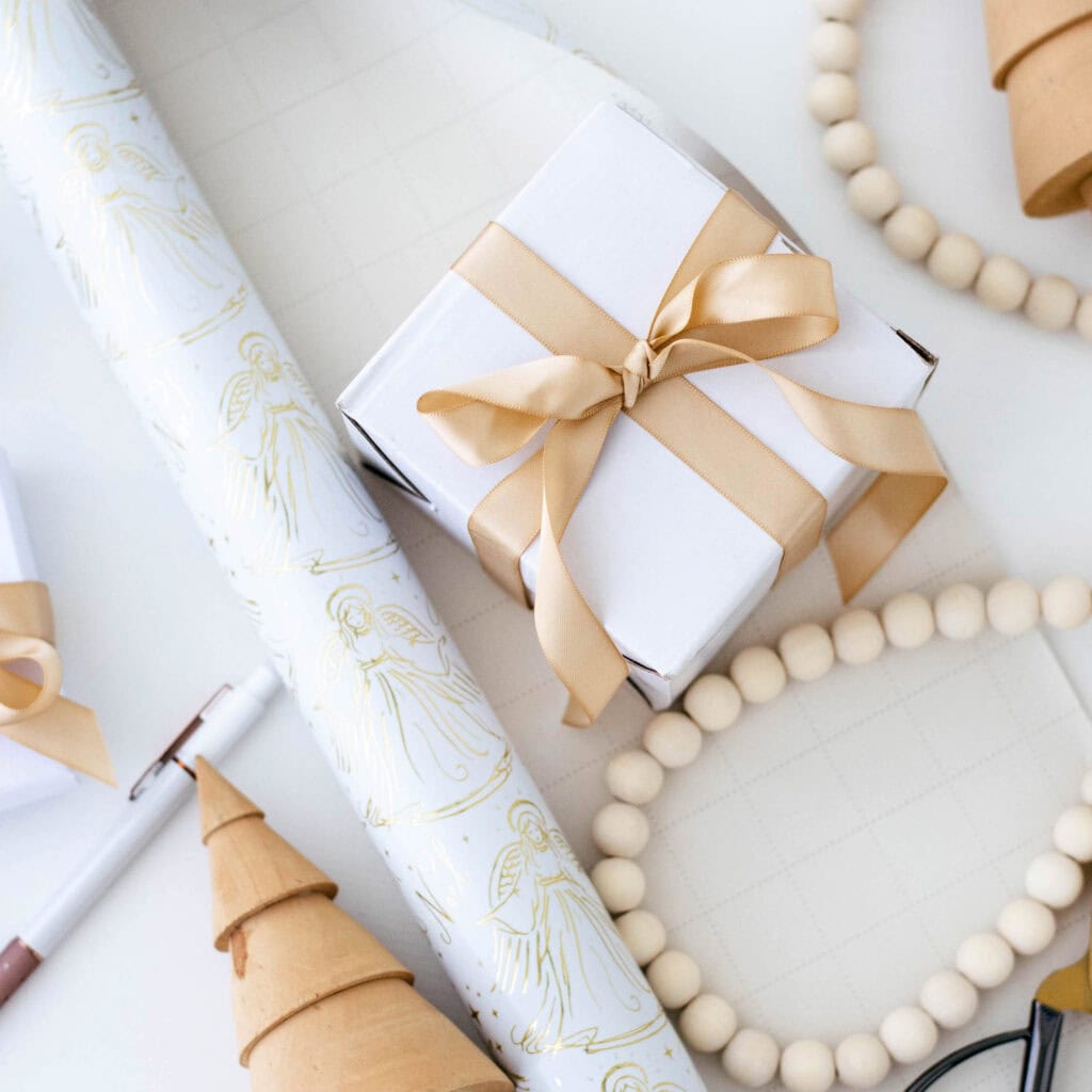 cadeaux de Noël emballés avec du papier d'emballage et un stylo sur une table
