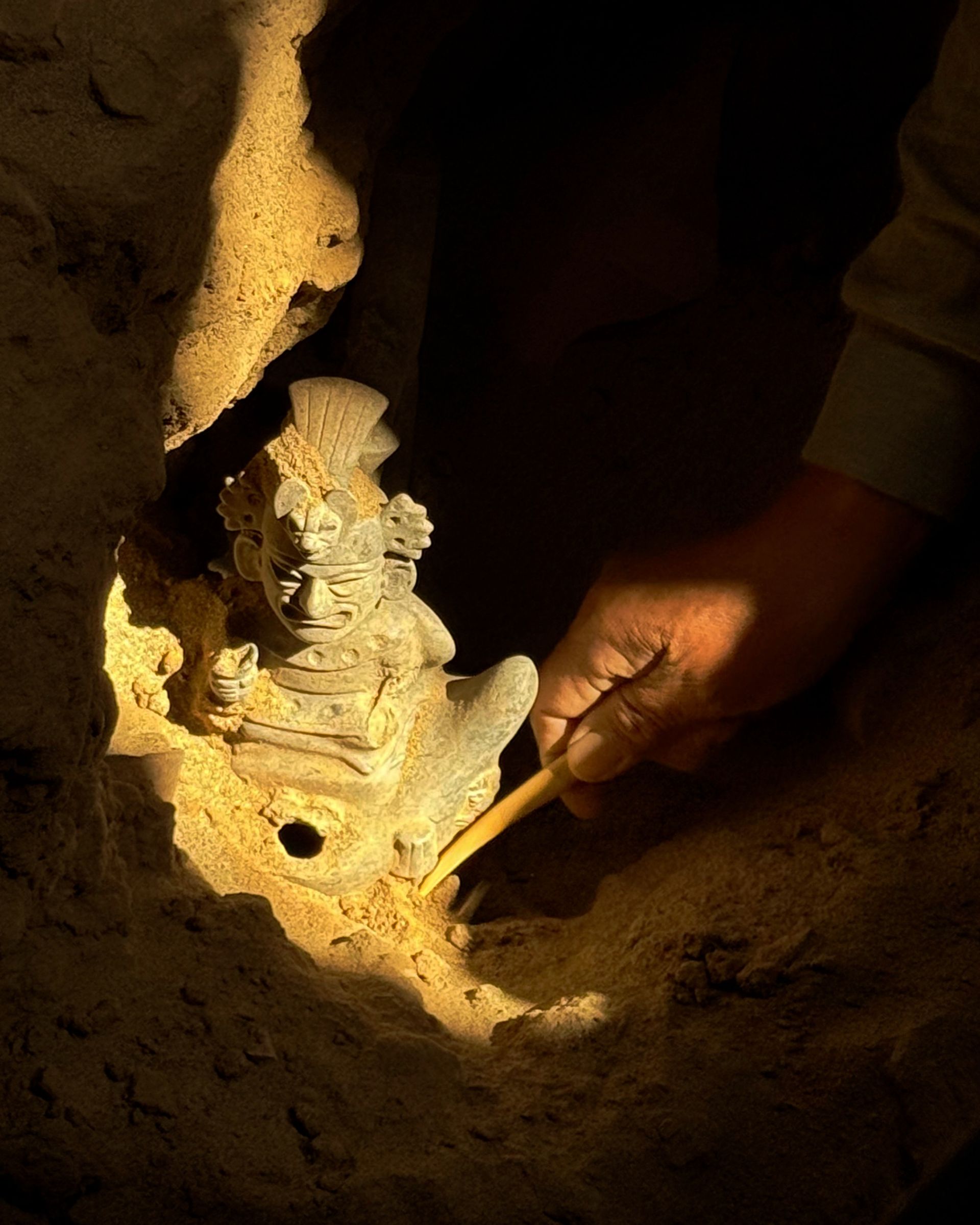 Scènes montrant une fouille à l'intérieur d'une grotte