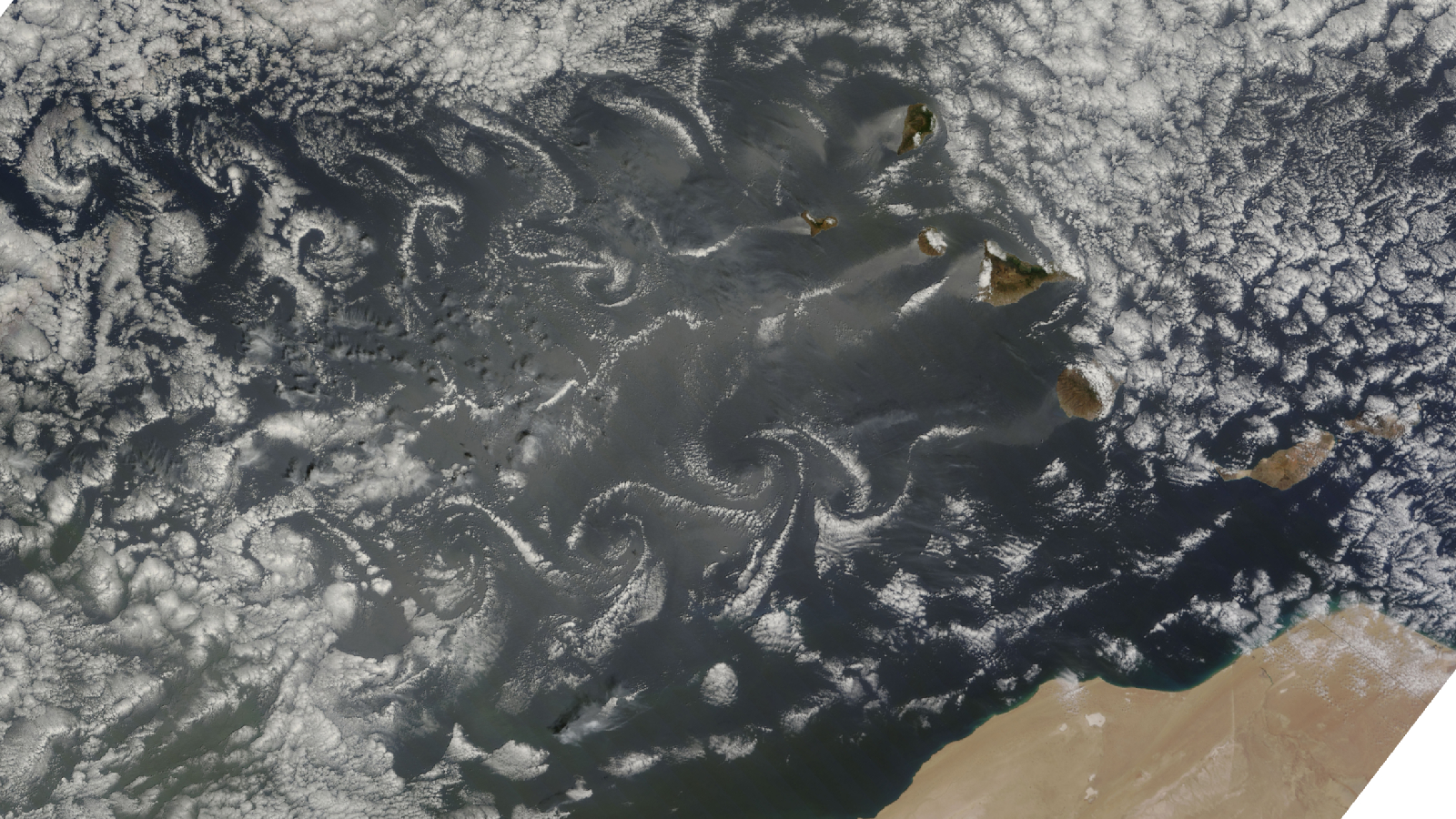 Image satellite de vortex nuageux tourbillonnant derrière les îles de l’océan Atlantique