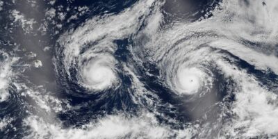 Des ouragans jumeaux regardent l&rsquo;espace alors qu&rsquo;ils se dirigent vers Hawaï — La Terre depuis l&rsquo;espace