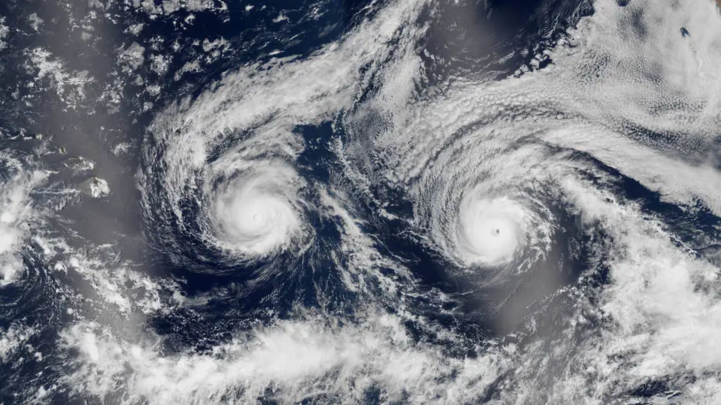 Des ouragans jumeaux regardent l'espace alors qu'ils se dirigent vers Hawaï — La Terre depuis l'espace