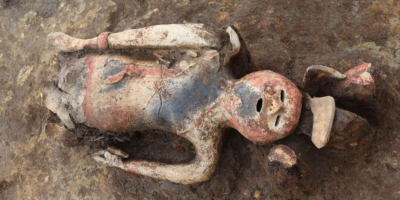 Une statue fantomatique de la « jeune fille du sanctuaire » découverte sur un tumulus vieux de 1 500 ans au Japon