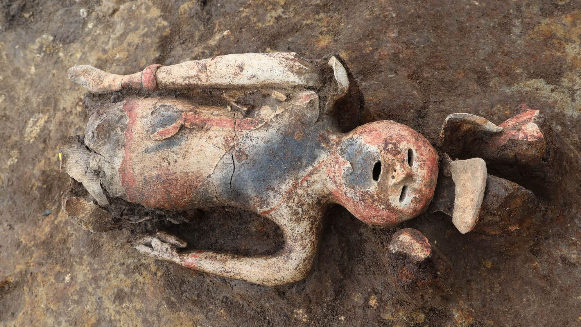Une statue fantomatique de la « jeune fille du sanctuaire » découverte sur un tumulus vieux de 1 500 ans au Japon