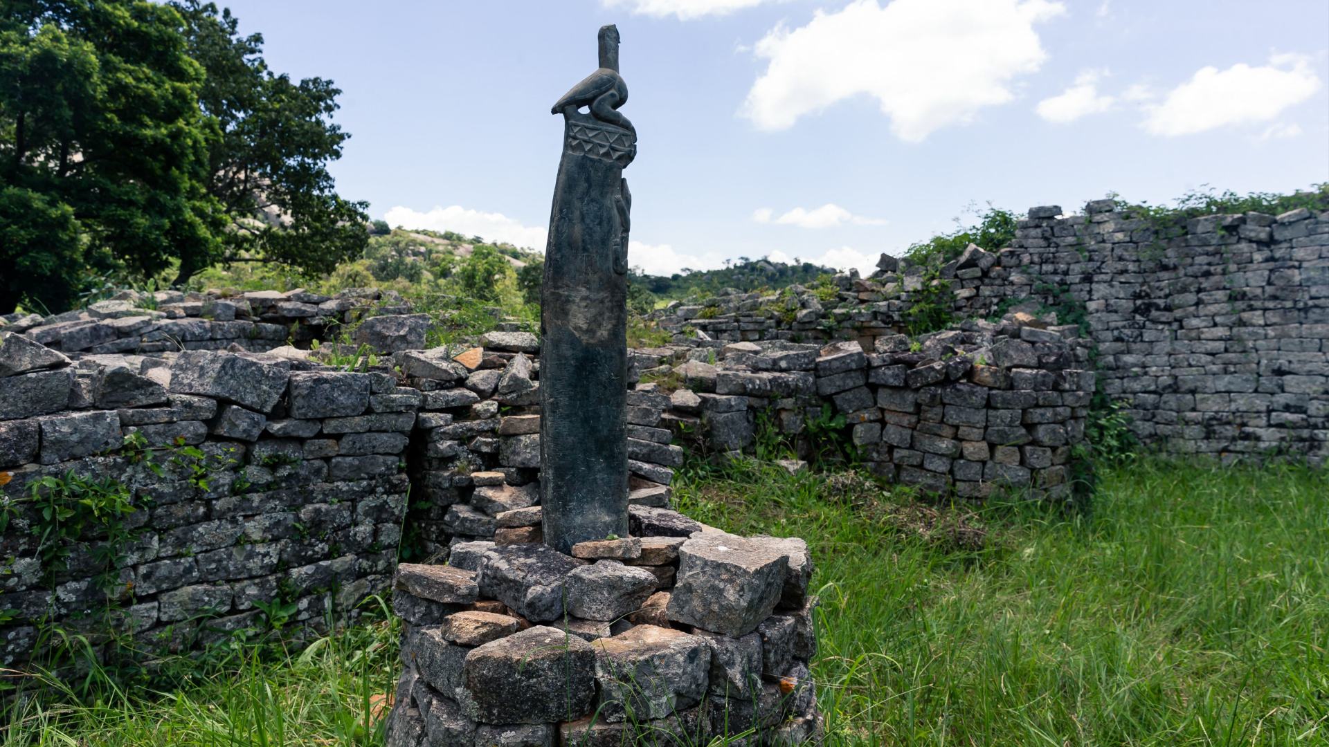 une grande sculpture en stéatite représentant un oiseau se dresse au milieu d'un anneau de pierres