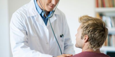 Selon une enquête, près de 30 % des adultes américains admettent mentir ou exagérer leurs symptômes pour obtenir des antibiotiques auprès des médecins.