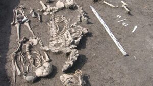 Une sépulture vieille de 2 000 ans découverte en Russie à proximité d'un sacrifice humain et d'une coupe pour conjurer les menaces magiques